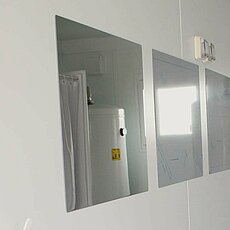 Container mit Beleuchtung & Spiegeln